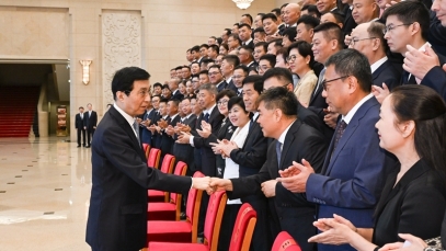 ���ӽ�ҩҵ���Ŷ��³������������й���ɫ���������ҵ�����ߡ��ƺ�